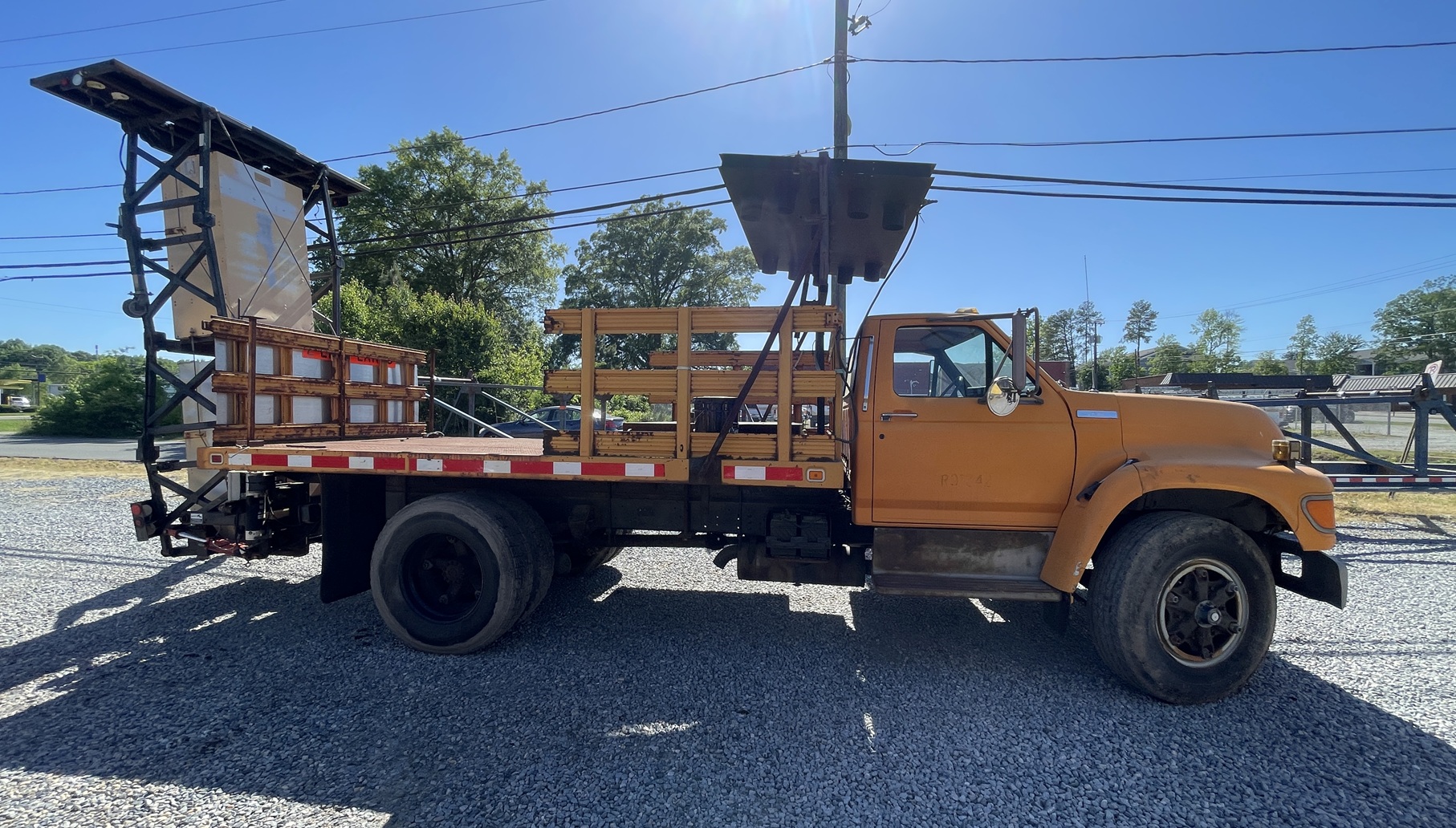 1995 FORD F800 Attenuator Truck - Image 2